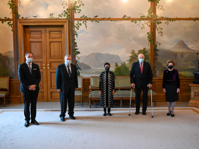 Crown Prince Haakon, Dmitry Muratov, Maria Ressa, King Harald and Queen Sonja in the Bird Room at the Royal Palace. Photo: Sven Gj. Gjeruldsen, The Royal Court.